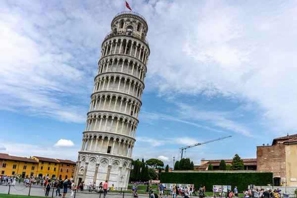 Падающая башня в италии