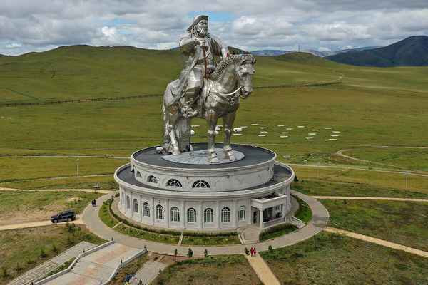 Памятник чингиз хану в монголии